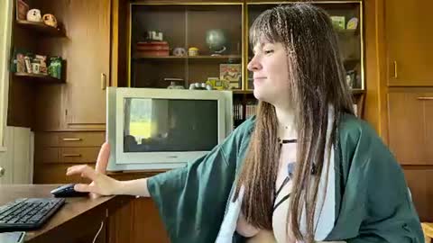 Claire Moulin online show from 06-17-26, 08:39
