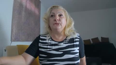 Snapshot of clarabbw77 chatting on 05-17-26, 11:28 Clara online show from 05-17-26, 11:28