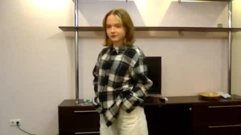 clementinaaures online show from 11-06-25, 12:17
