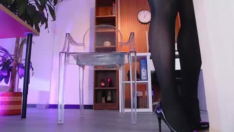Snapshot of colete_milf chatting on 06-24-26, 12:04 Samantha online show from 06-24-26, 12:04