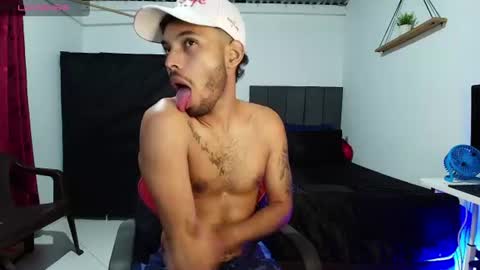 Snapshot of colinlatinbrown chatting on 06-10-26, 01:50 IG online show from 06-10-26, 01:50