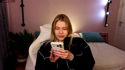 Collen Mon Tue Wed Thu Fri GMT 3 0300am - 0900am  online show from 04-12-26, 04:45