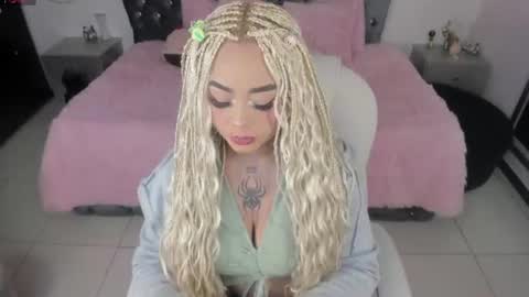 Snapshot of conny_curly chatting on 06-25-26, 01:37 Conny online show from 06-25-26, 01:37