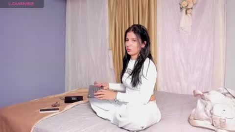 Snapshot of cositarika__ chatting on 06-14-26, 02:35 Lunita online show from 06-14-26, 02:35