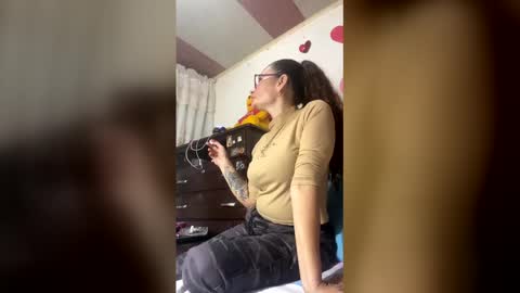 Snapshot of crespavale chatting on 03-19-26, 05:28 crespavale online show from 03-19-26, 05:28