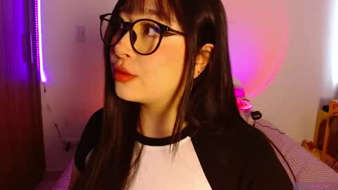 Snapshot of crystalitesq chatting on 04-22-26, 12:18 Olivia online show from 04-22-26, 12:18