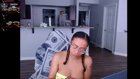 Snapshot of cumplzqueen chatting on 06-10-26, 08:30 Nia Reese online show from 06-10-26, 08:30