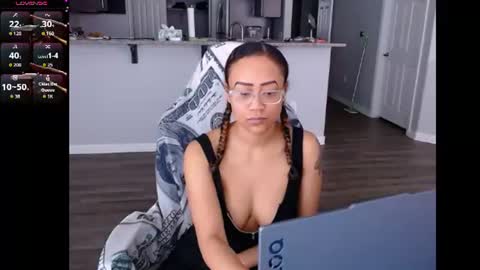 Snapshot of cumplzqueen chatting on 06-11-26, 09:02 Nia Reese online show from 06-11-26, 09:02