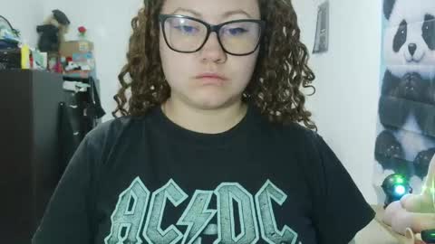 Snapshot of curly_greeneyed chatting on 06-08-26, 05:08 Vannesa online show from 06-08-26, 05:08