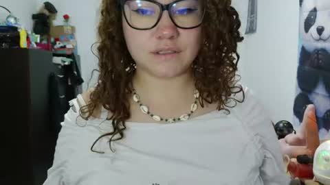 Snapshot of curly_greeneyed chatting on 06-12-26, 01:04 Vannesa online show from 06-12-26, 01:04