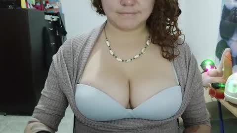 Snapshot of curly_greeneyed chatting on 06-13-26, 01:36 Vannesa online show from 06-13-26, 01:36