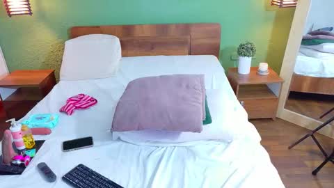 Danna online show from 10-28-25, 01:03