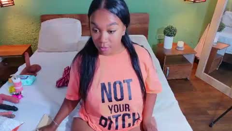 Snapshot of curvyebonyy_ chatting on 06-28-26, 06:25 Danna online show from 06-28-26, 06:25