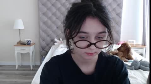 Snapshot of cute_lilia chatting on 05-25-26, 09:26 Lilia online show from 05-25-26, 09:26