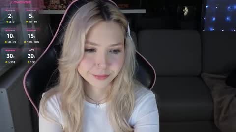 Snapshot of cybersmiling chatting on 01-19-25, 05:28 Jane online show from 01-19-25, 05:28