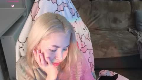 Snapshot of cybersmiling chatting on 11-30-25, 10:25 Jane online show from 11-30-25, 10:25