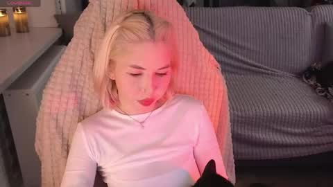 Snapshot of cybersmiling chatting on 04-16-26, 12:33 Jane online show from 04-16-26, 12:33