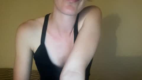 Snapshot of damedauphin chatting on 05-11-26, 04:40 Montana online show from 05-11-26, 04:40