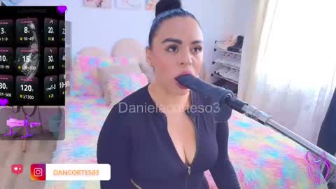 Snapshot of danielacortes03 chatting on 07-10-26, 06:10 I think I will close this page please leave me a message if you want to know about me online show from 07-10-26, 06:10