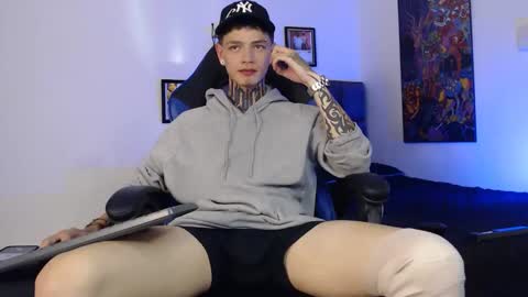 Snapshot of dann_brown chatting on 05-29-26, 01:58 Dann Brown online show from 05-29-26, 01:58