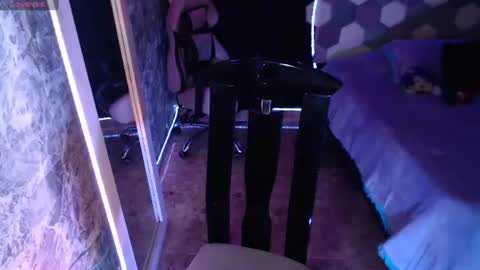 Snapshot of danniela_james chatting on 06-21-26, 04:04 danna online show from 06-21-26, 04:04