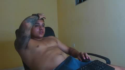 Snapshot of davidlenonn_ chatting on 11-08-25, 06:24 Lennon online show from 11-08-25, 06:24