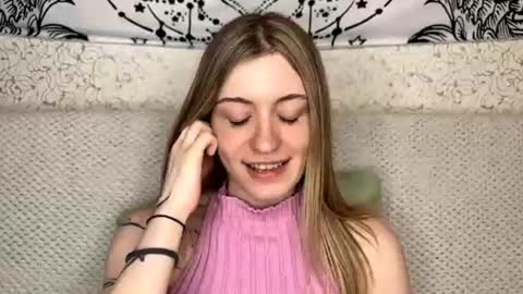 Snapshot of dellisifuentes chatting on 06-18-26, 10:52 Sia online show from 06-18-26, 10:52