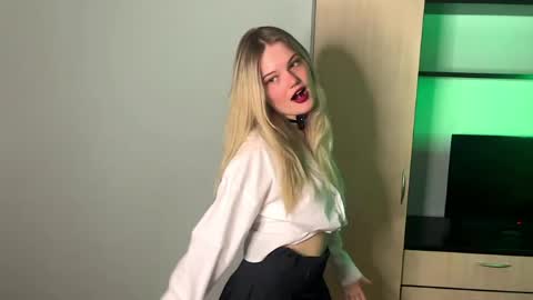 Snapshot of deonnahobb chatting on 04-04-26, 04:37 Luna online show from 04-04-26, 04:37