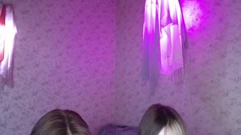 Hi im Alice 3 Im usualy online 03-10 or 17-21 UTC0 online show from 03-11-26, 02:28