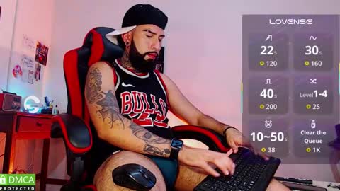 Snapshot of diilanhot chatting on 03-26-26, 11:43 Dylan online show from 03-26-26, 11:43