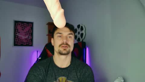 Snapshot of dilldoeass chatting on 02-18-25, 10:05 Dario Dolce online show from 02-18-25, 10:05