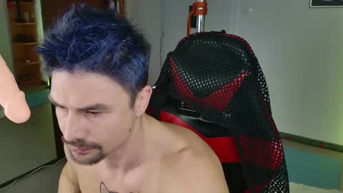 Snapshot of dilldoeass chatting on 02-19-25, 11:28 Dario Dolce online show from 02-19-25, 11:28