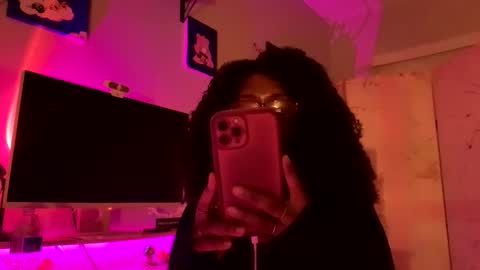 Snapshot of dimedoll33 chatting on 01-19-26, 01:31 black american princess online show from 01-19-26, 01:31