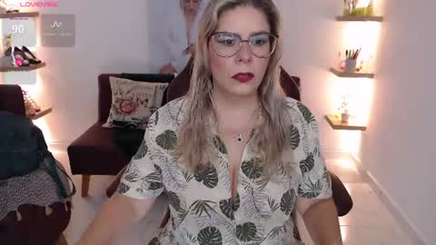 Snapshot of diva_milf chatting on 06-10-26, 07:13 Diva online show from 06-10-26, 07:13