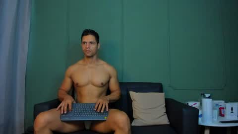 Snapshot of dominc_berry chatting on 06-20-26, 12:30 Dominc berry online show from 06-20-26, 12:30