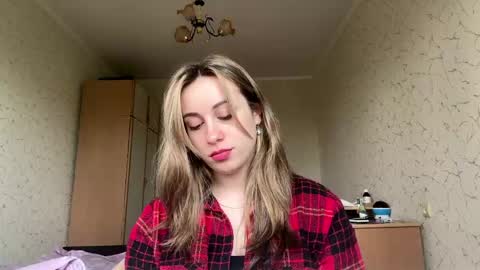 Snapshot of domingadandridge chatting on 05-19-26, 07:15 Mia online show from 05-19-26, 07:15