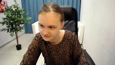 Sia online show from 05-25-26, 11:05