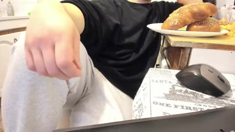 Snapshot of doriancretu95 chatting on 03-07-26, 12:46 menu below online show from 03-07-26, 12:46