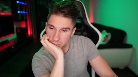 Snapshot of dorianreyes chatting on 10-24-25, 09:33 Dorian Reyes online show from 10-24-25, 09:33