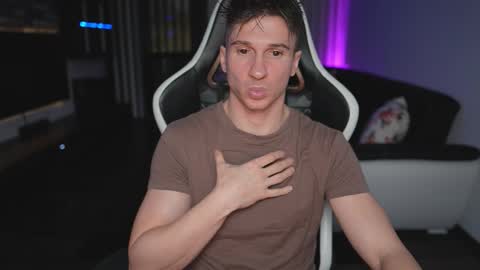 Snapshot of dorianreyes chatting on 12-20-25, 11:56 Dorian Reyes online show from 12-20-25, 11:56