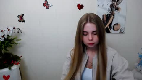 Snapshot of dream_mari chatting on 06-18-26, 06:13 Mari online show from 06-18-26, 06:13