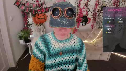 Snapshot of dreammyluna chatting on 10-31-25, 08:43 Luna online show from 10-31-25, 08:43