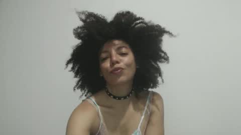 DreamyLatina online show from 05-04-26, 01:45