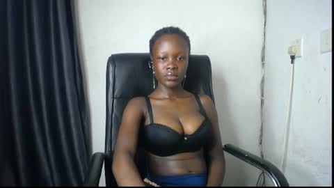 Snapshot of ebony_petitegirl chatting on 06-27-26, 08:03 Lilly online show from 06-27-26, 08:03