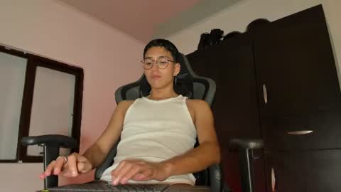 Snapshot of edward____876772 chatting on 06-11-26, 05:11 edward online show from 06-11-26, 05:11