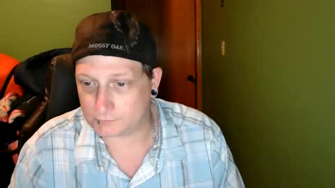 Snapshot of edwardaims_2please chatting on 06-08-26, 02:34 edwardaims_2please online show from 06-08-26, 02:34