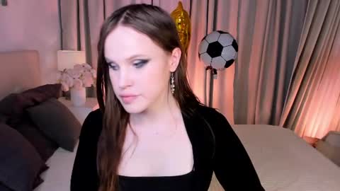 Snapshot of effiemur chatting on 06-22-26, 09:23 Effie Mur online show from 06-22-26, 09:23