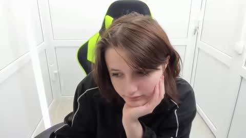 Evie online show from 04-20-26, 07:00