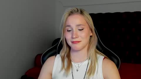 Snapshot of elaravoltage chatting on 04-29-26, 05:17 elaravoltage online show from 04-29-26, 05:17