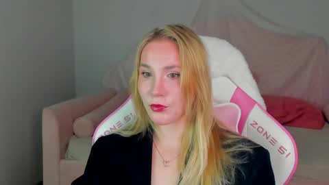 Snapshot of elaravoltage chatting on 05-06-26, 05:14 elaravoltage online show from 05-06-26, 05:14